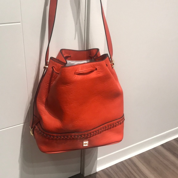 Gros organisateur de passeport de voyage orange avec de